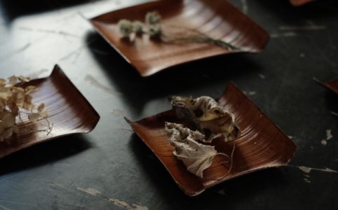 竹の皮でできた菓子皿