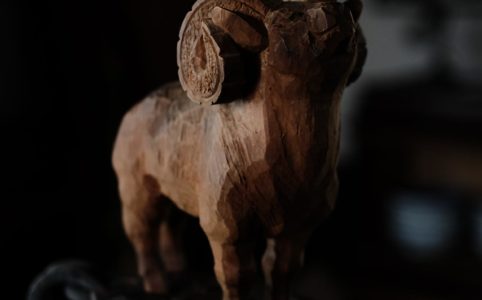 木彫りの羊のオブジェ