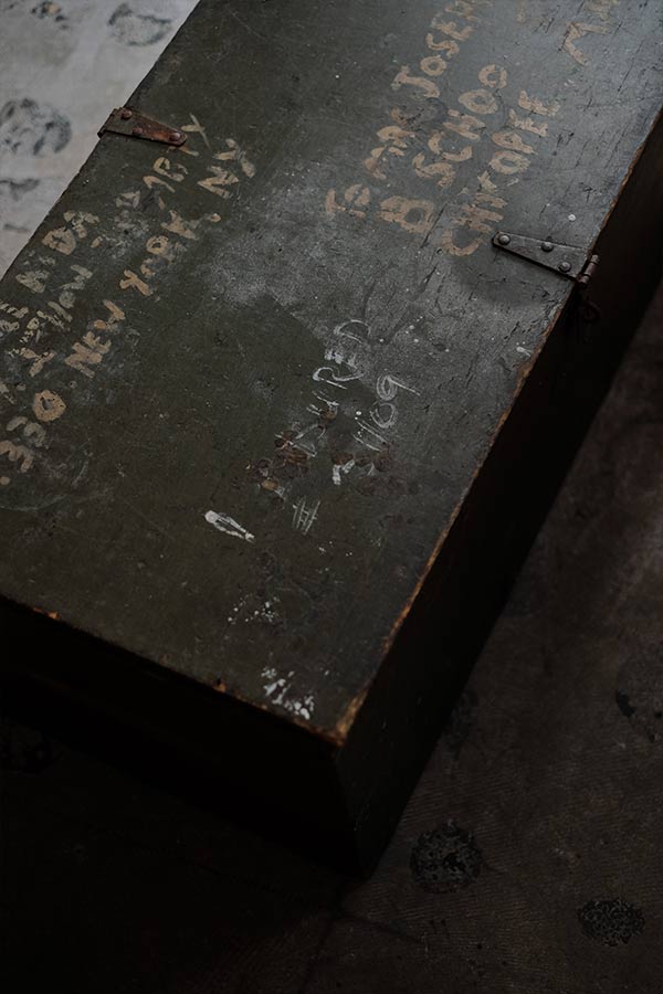 手書きの文字が入った蓋付きの木箱