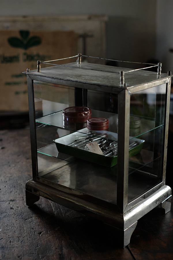 ガラス棚付きメタル製の古い消毒ケース