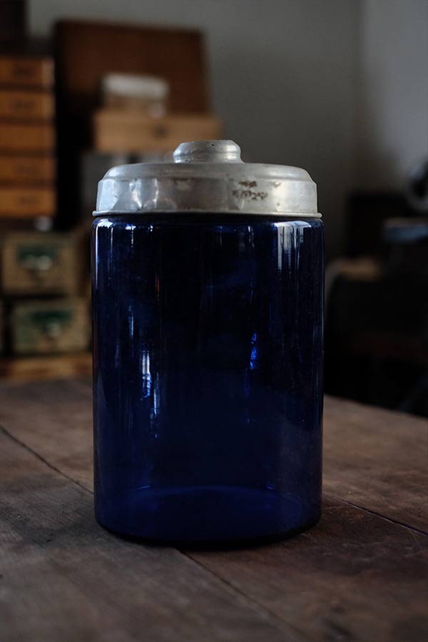 医療用の青いガラス瓶