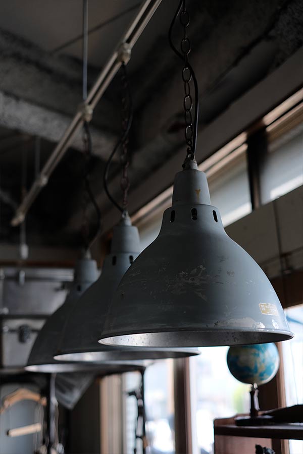工場で使われていた大きな吊り下げ照明（電球E-26）