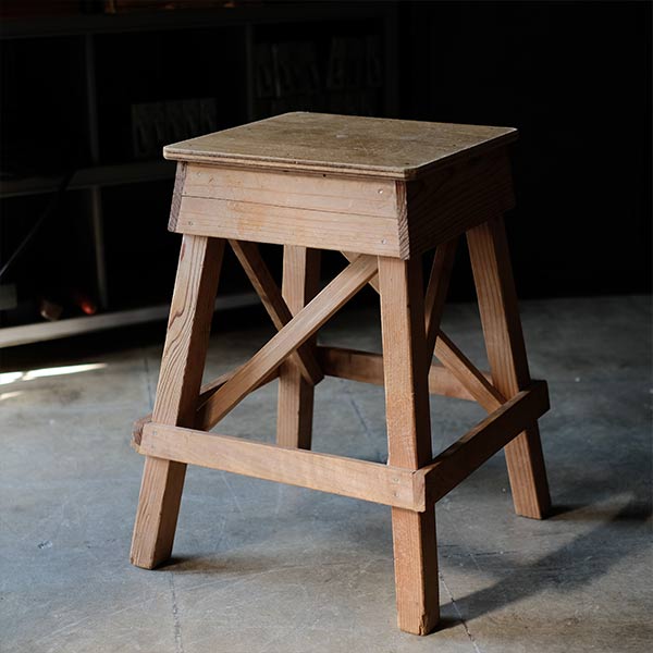 廃材で作られた木の椅子