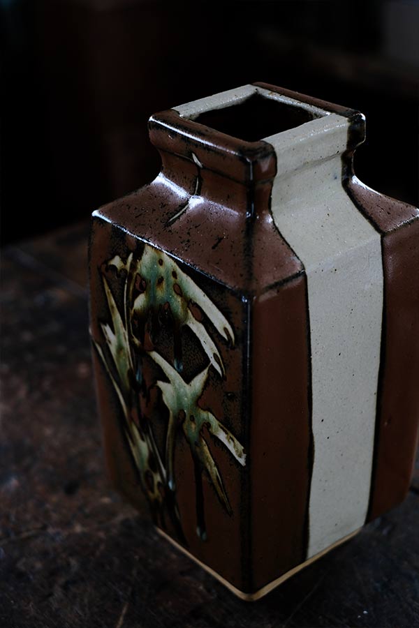 鉄釉の花瓶
