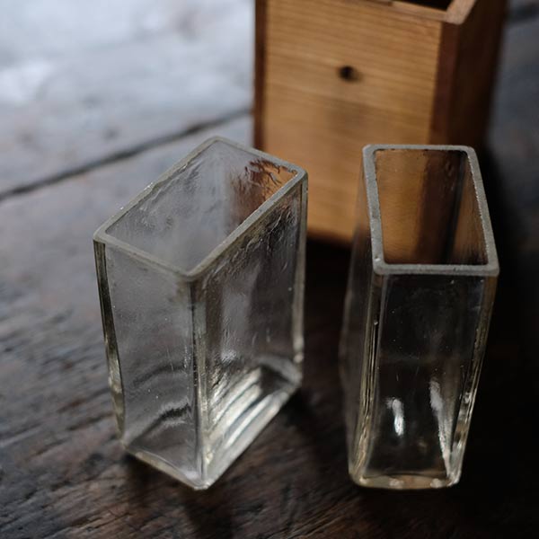 四角いガラス瓶が入った木箱