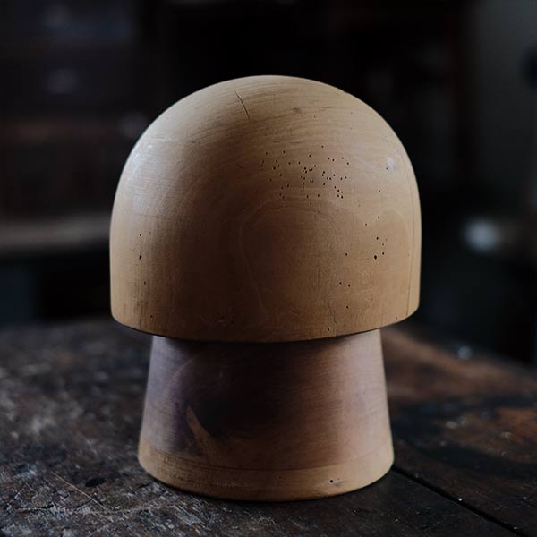 台座が付いた帽子の木型