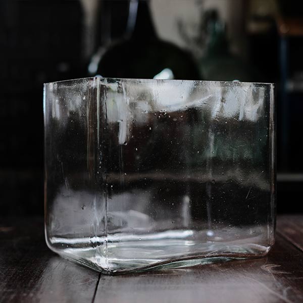 四角いガラスの金魚鉢