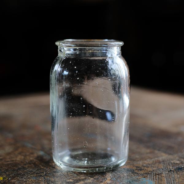 うねりのある古いガラス瓶