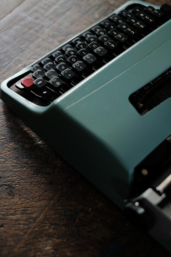 OLIVETTI ’Lettera 32’ タイプライター（英字）