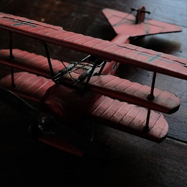 赤い飛行機模型