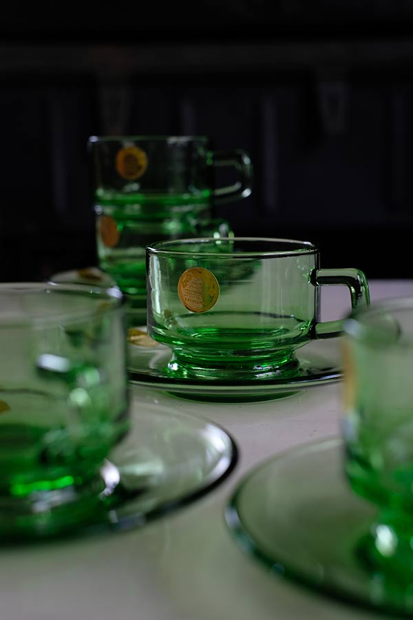 グリーンのガラスのカップ＆ソーサー