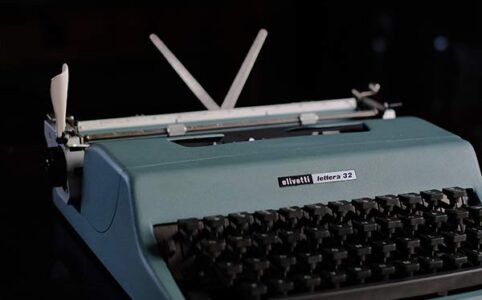 OLIVETTI ’Lettera 32’ タイプライター（英字）