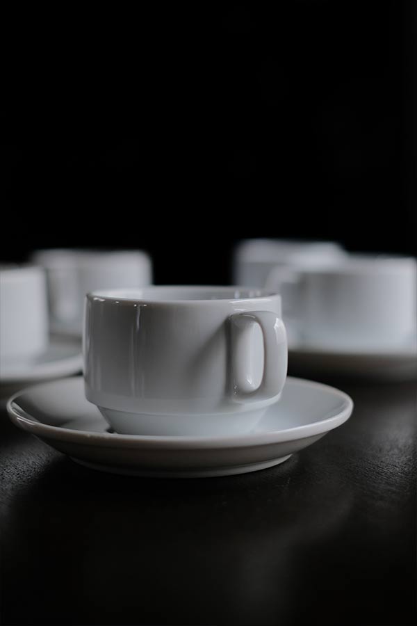 スタッキングできる白磁のカップ＆ソーサー