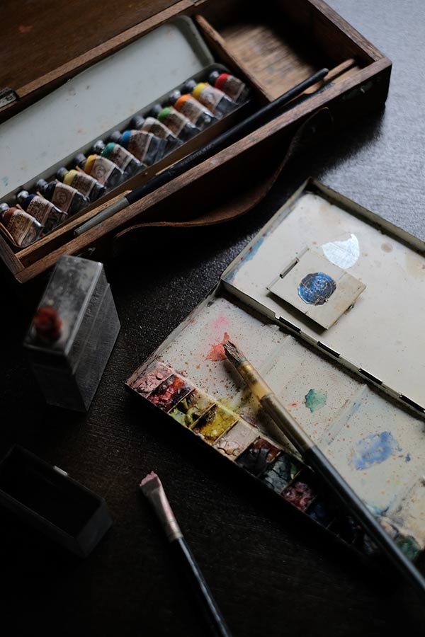 使い古した水彩の画材セット