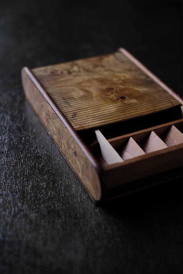 蛇腹の蓋付き文具入れ