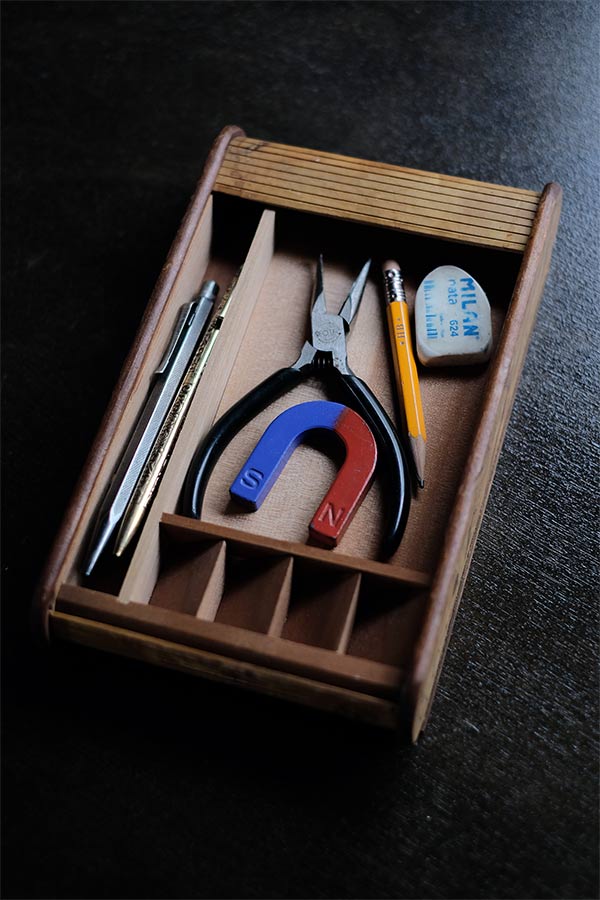 蛇腹の蓋付き文具入れ