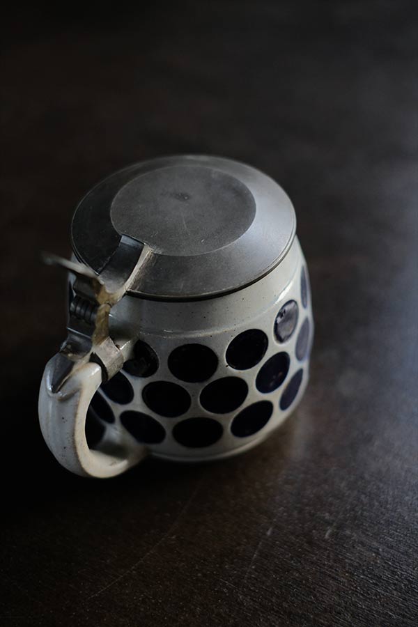 陶器のビアマグ