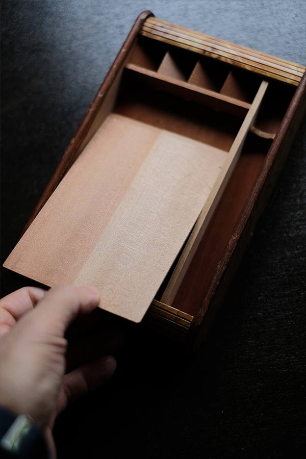 蛇腹の蓋付き文具入れ