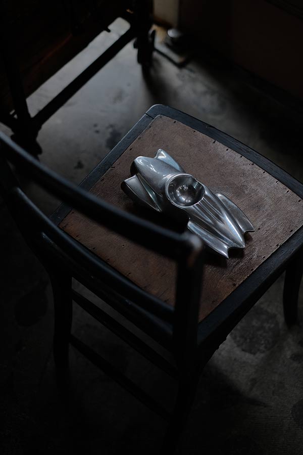 折りたたみ椅子とストリームライン・モダンな灰皿