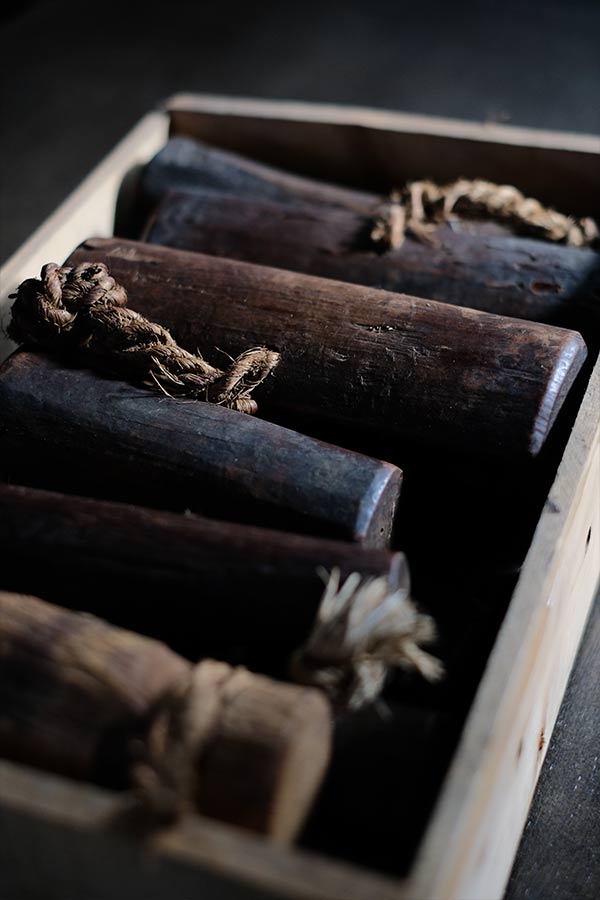 使い込まれた錘