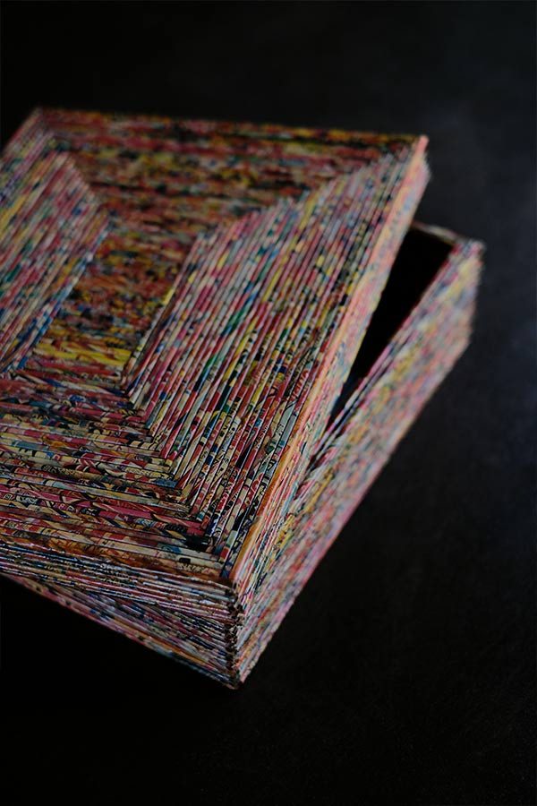 細く丸めたチラシで作った蓋付きの箱