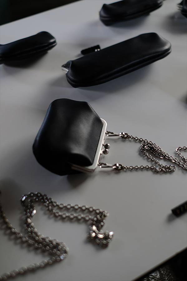 古いものと革小物展初日