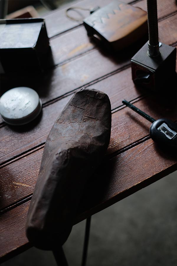 鉄板を貼った靴型