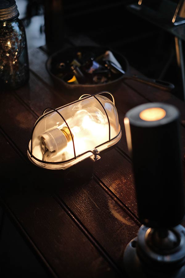 カプセルランプとスポットライト