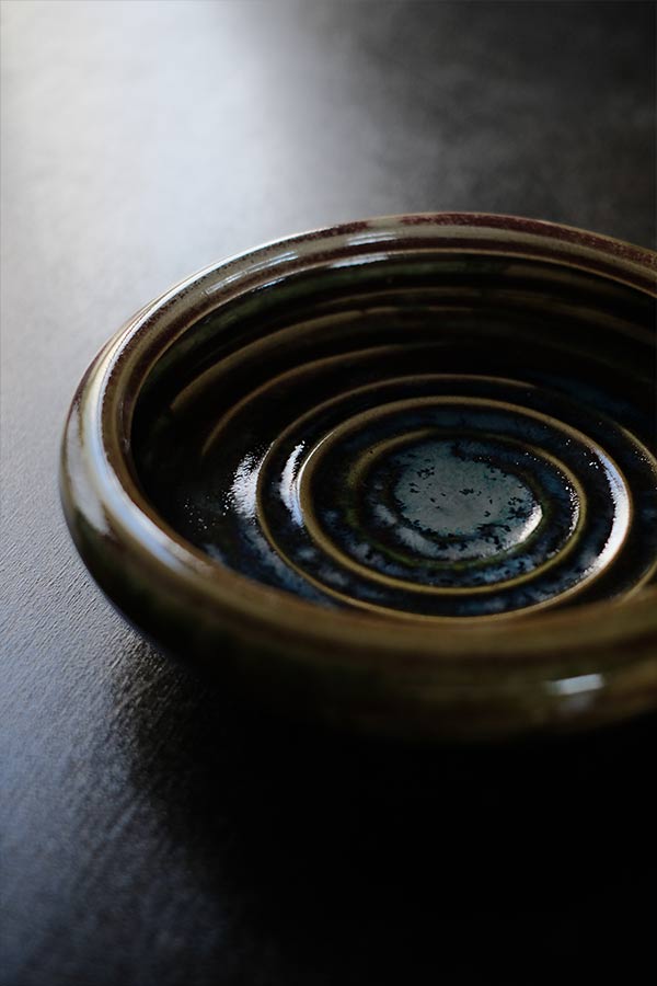 渦巻き模様の水盤