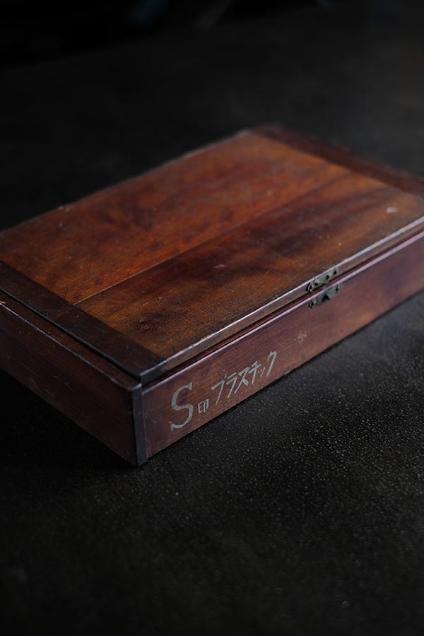 時計のレンズが入った木箱