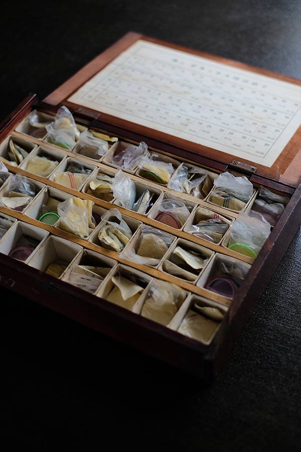 時計のレンズが入った木箱