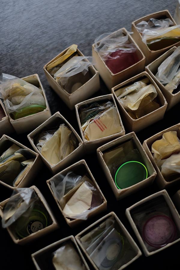 時計のレンズが入った木箱